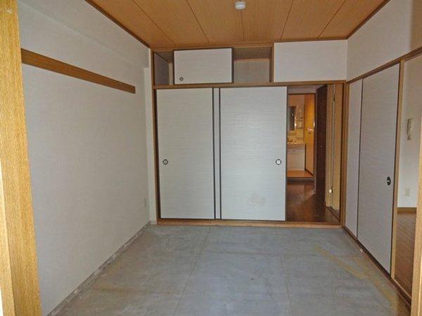 Other room space. Tatami has not yet entered