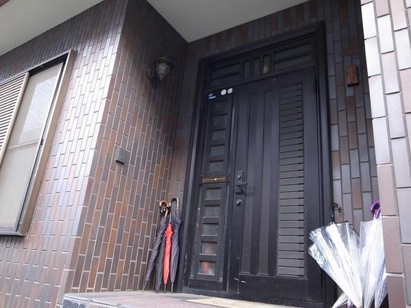 Entrance. We propose a "house where the family can live happily."