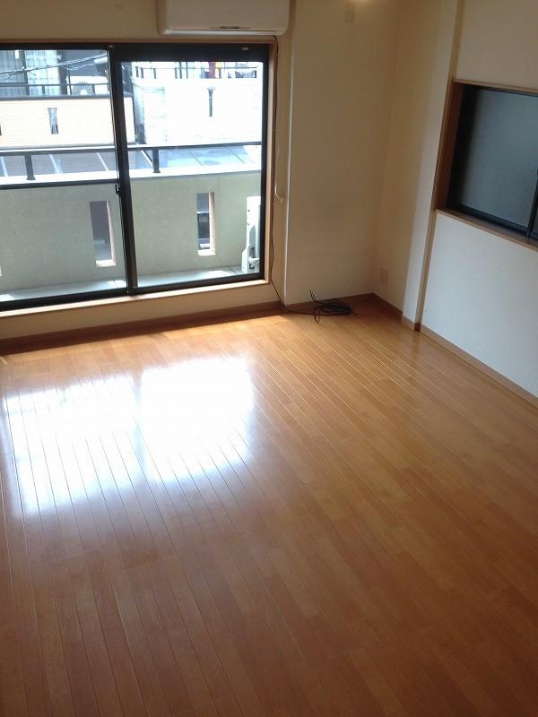 Living. Spacious and bright room in the living room!