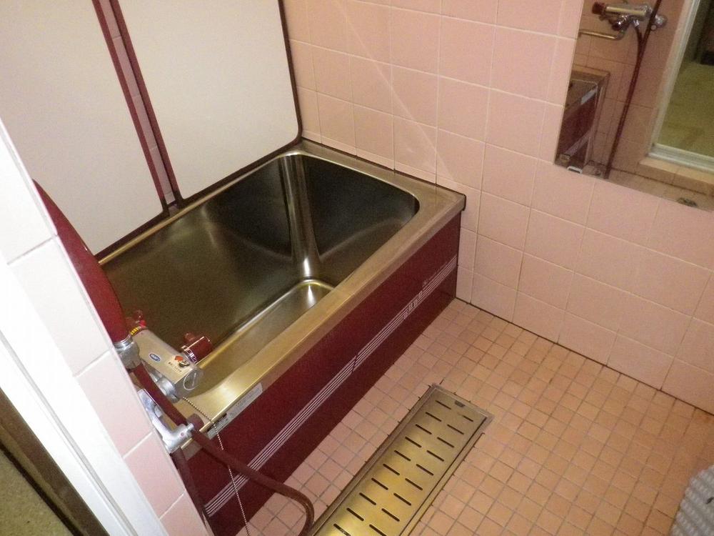 Bathroom. Indoor (10 May 2013) Shooting