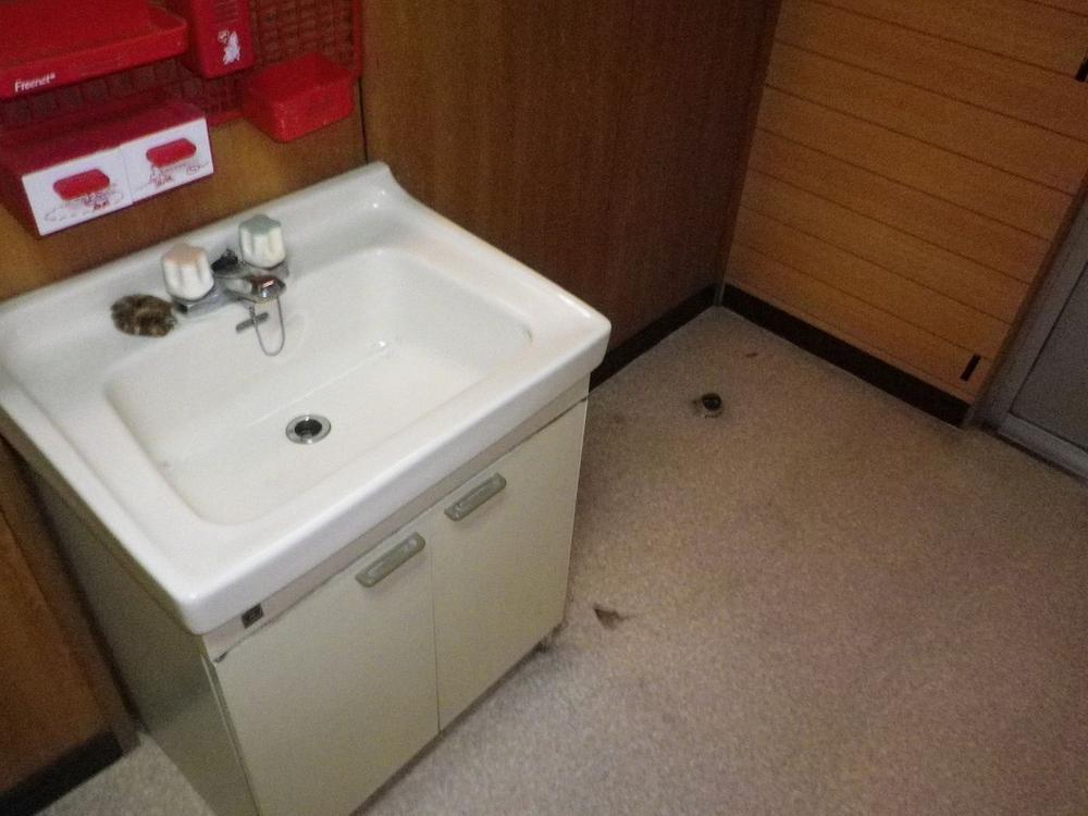 Wash basin, toilet. Indoor (10 May 2013) Shooting