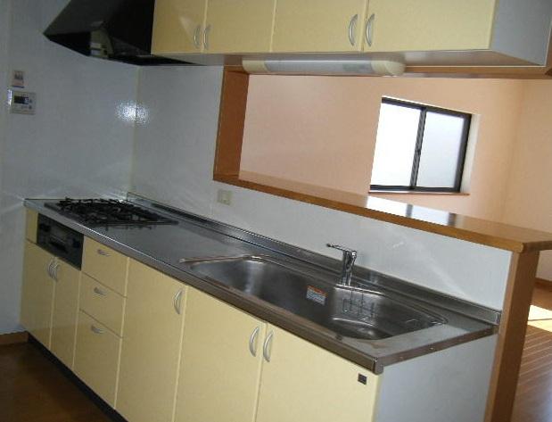 Kitchen. There is no partition in the kitchen and dining, You can enjoy a conversation with a family in the very sense of openness.