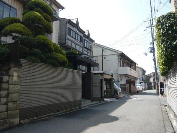 Local photos, including front road. Shopping is convenient large shopping center