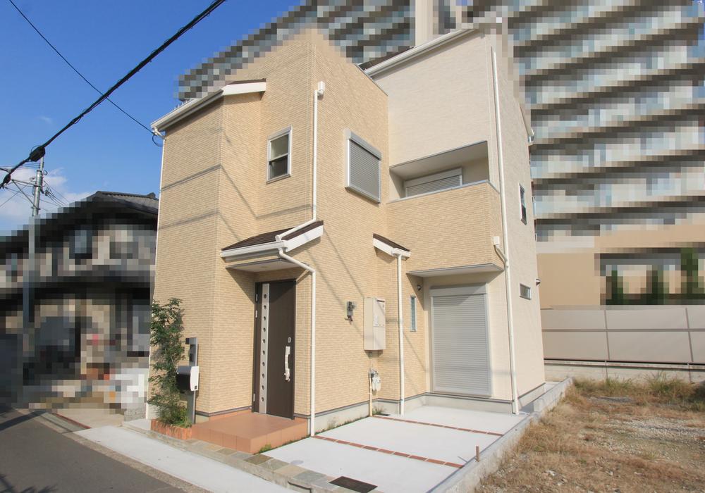 Local photos, including front road.  ◆ Local Photos