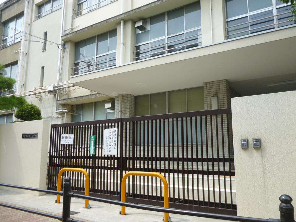 Primary school. 640m to Enomoto elementary school