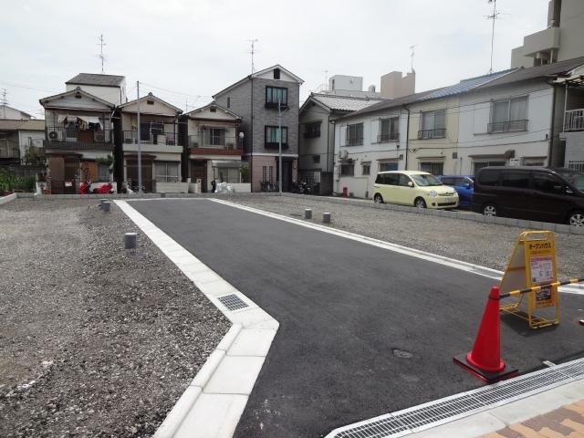 Local photos, including front road. Frontal road