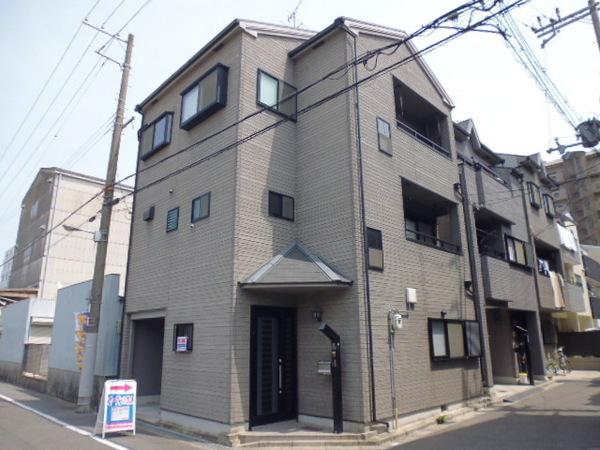 Local appearance photo. Popular corner lot