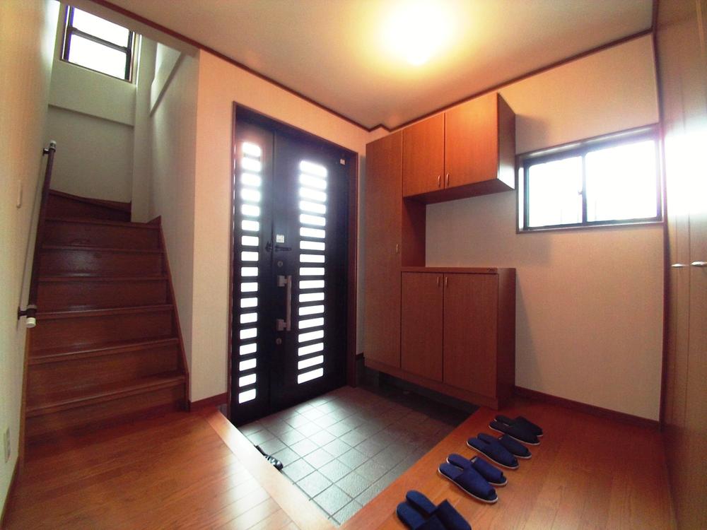 Entrance. Spacious entrance hall. This allowance also to your visit