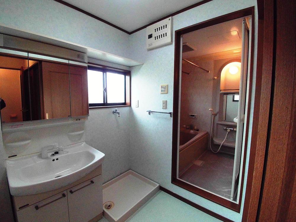 Wash basin, toilet. Bathing next to the washing machine Storage. Economical use the remaining hot water