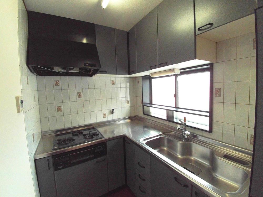 Kitchen. L-shaped kitchen with consideration to housework flow line.