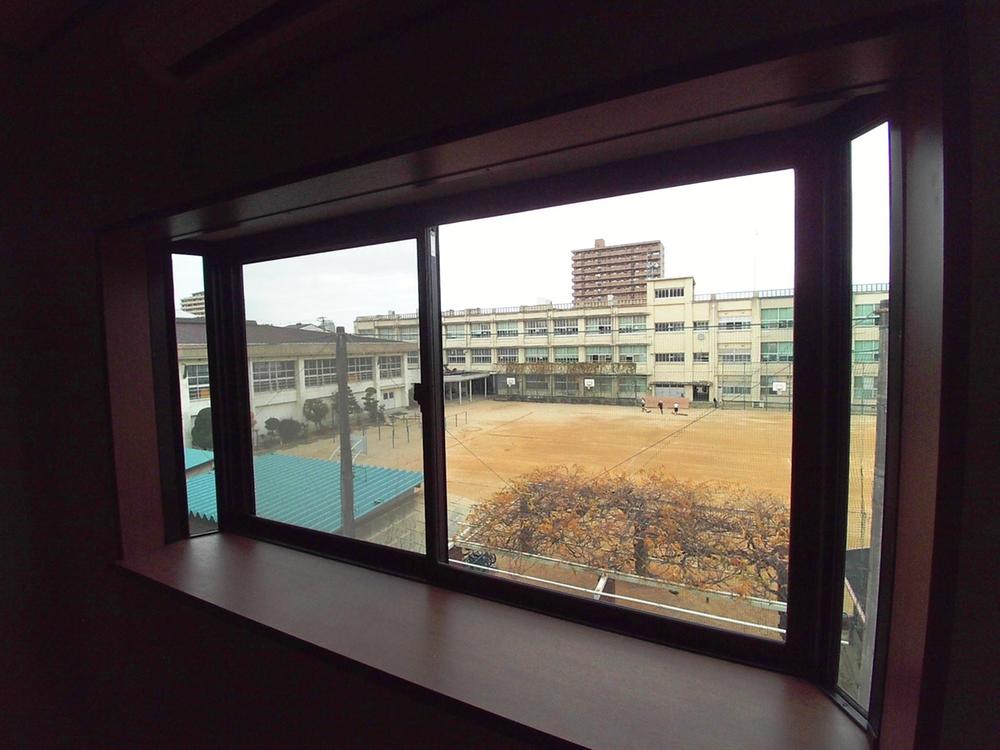 View photos from the dwelling unit. From the third floor Western-style. Transformed into a special seat when the athletic meet! !