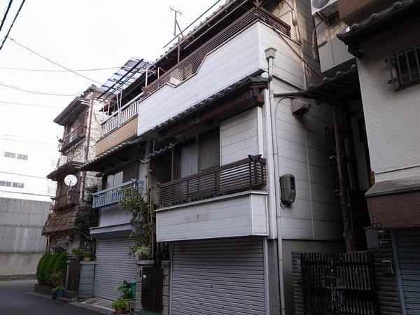 Local appearance photo. A busy morning in the glad station walk 4 minutes! 