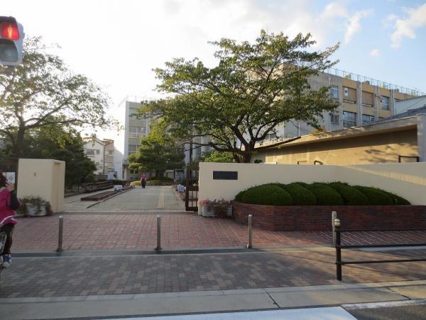 Primary school. Osaka Municipal Yokozutsumi Elementary School Up to 340m 340m