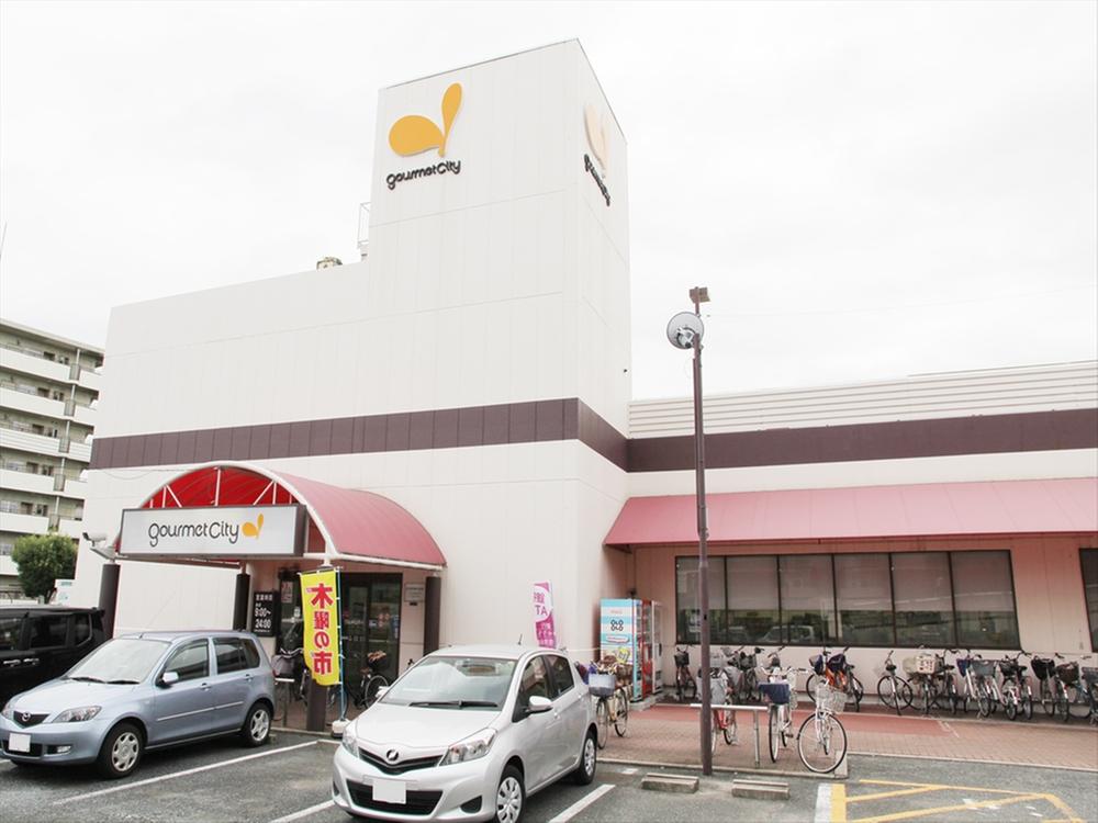 Supermarket. Gourmet City Bicycle about 5 minutes