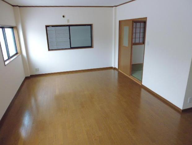 Living. Spacious clean