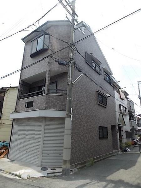 Local photos, including front road. Convenient large shopping center close to the shopping! 