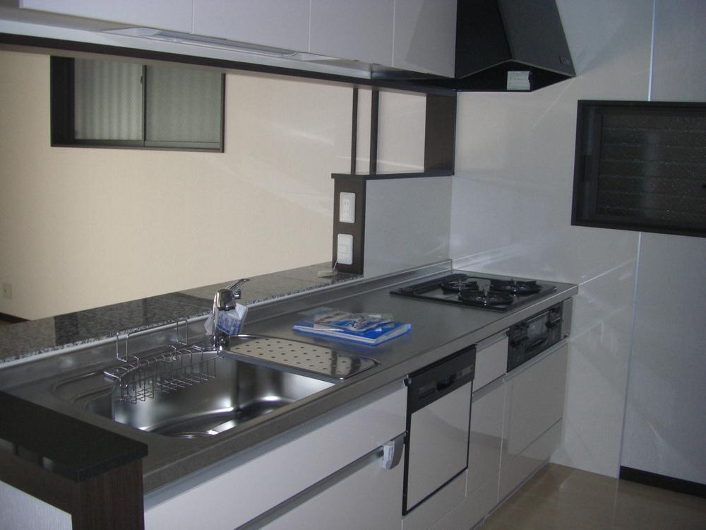 Same specifications photo (kitchen). Easy-to-use center pocket sink ・ All-in-one water purification plug Eco-handle ・ Dishwasher with Wall cabinet