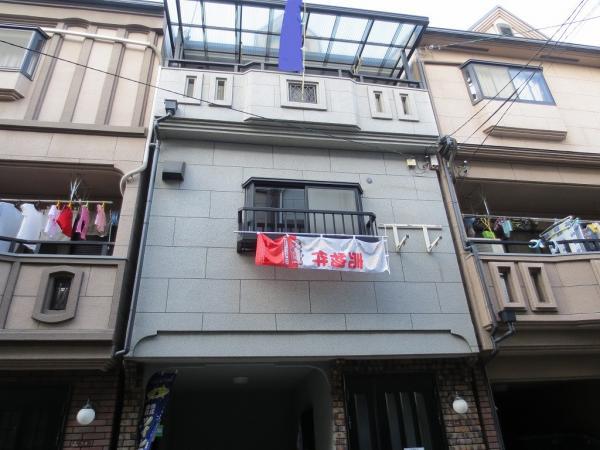 Local appearance photo. Car one can park