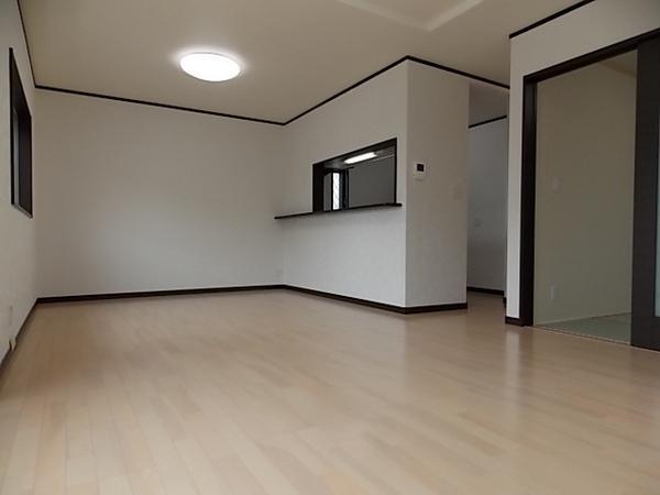 Same specifications photos (living). Families gather living is spacious 18 tatami mats