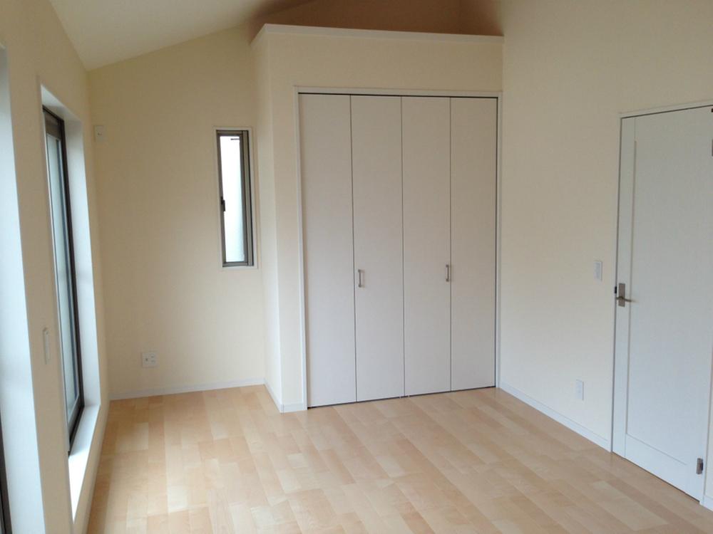 Non-living room. Equipped with all the room storage