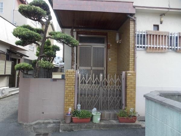 Entrance. Glad large shopping center! 
