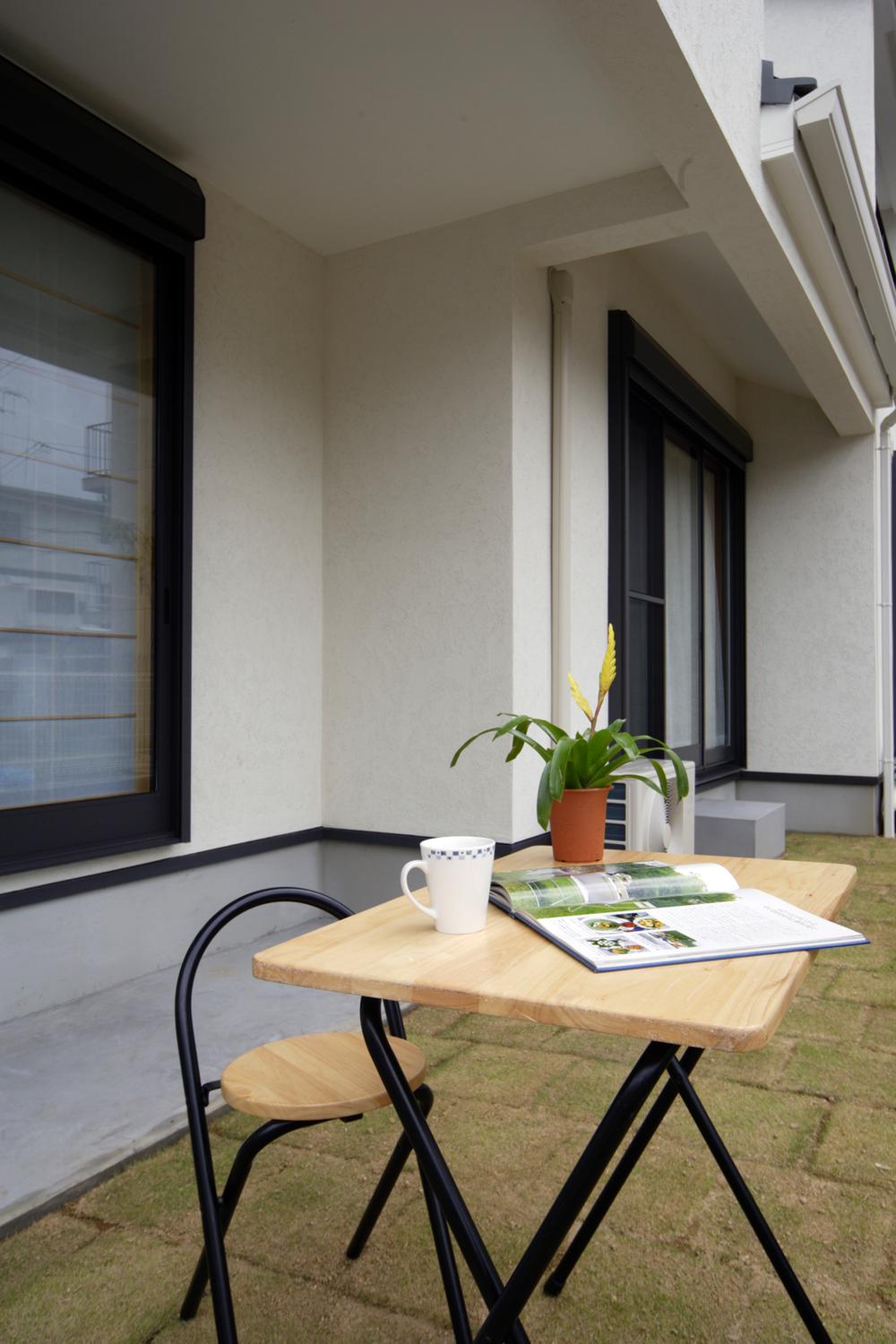 Building plan example (introspection photo). Effective use of the large site. While sucking out of the air, Guests can enjoy reading and PC in the open cafe mood.