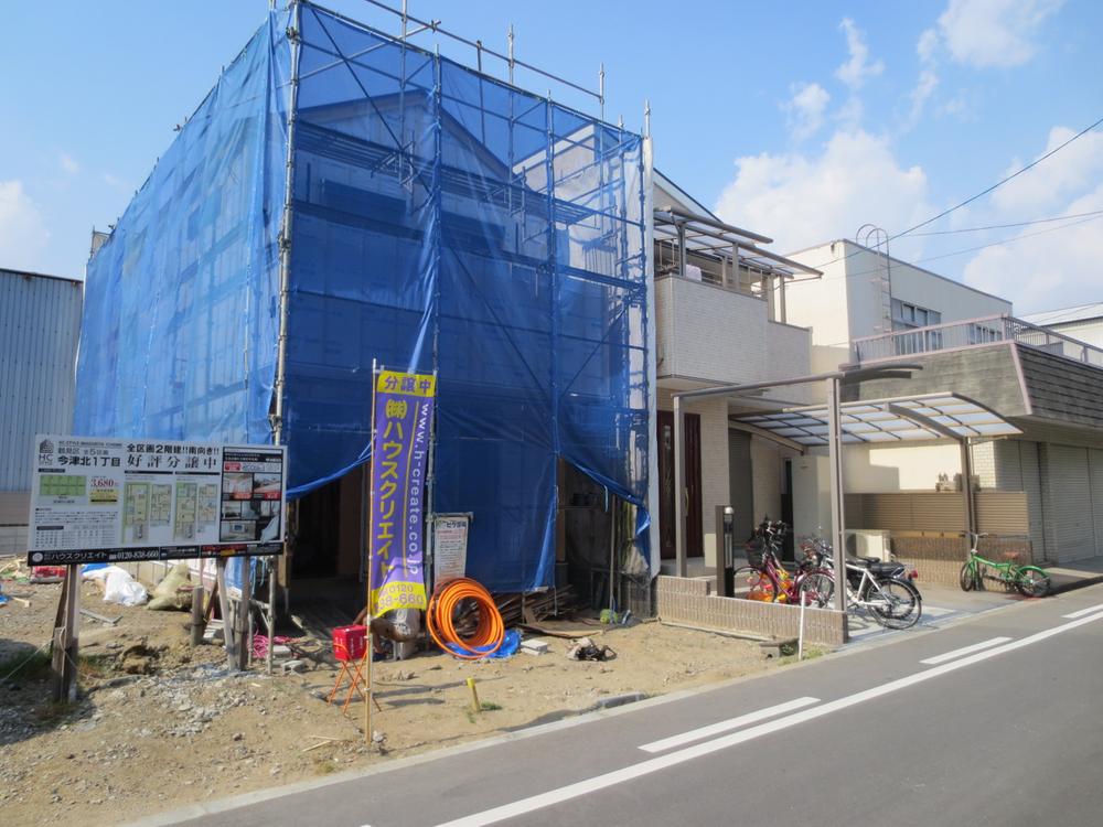 Local photos, including front road. All five compartment