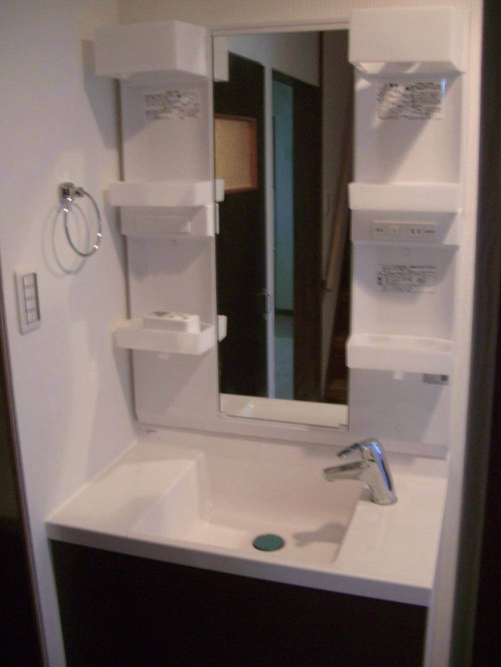 Wash basin, toilet. Indoor (07 May 2013) Shooting