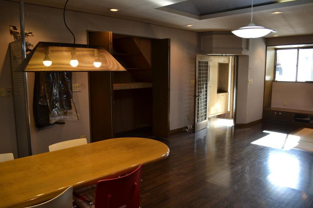 Living. Living comfortably ~  There is also a storage! 