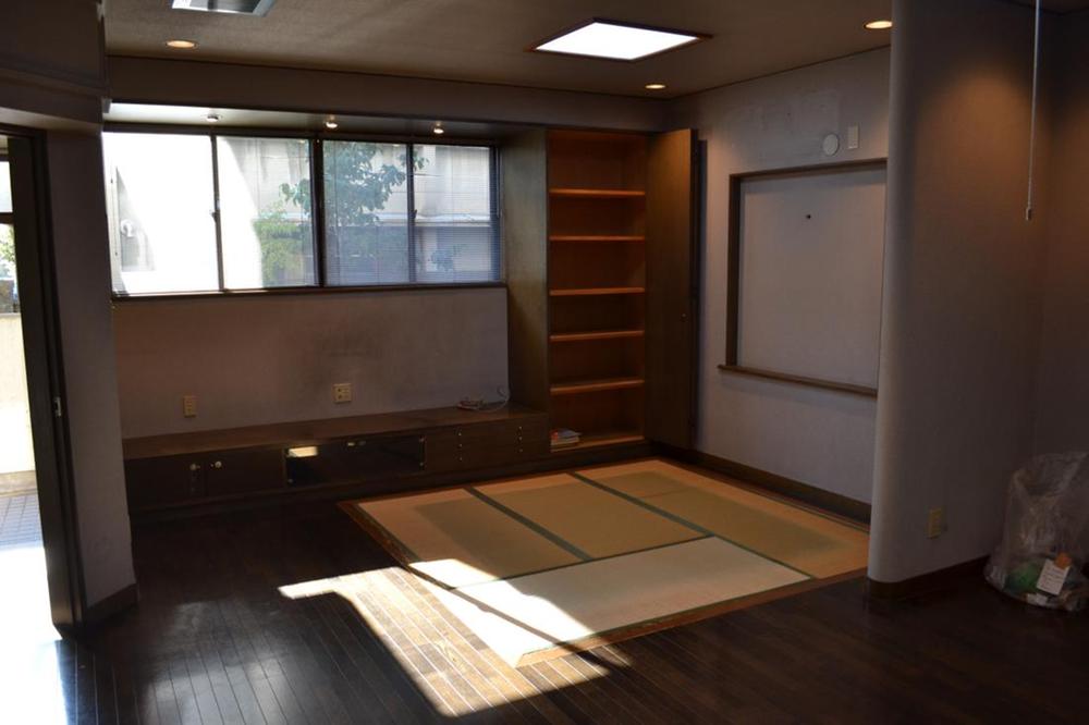 Other. 1 Kaitatami corner Built- storage and TV stand. Last days tub big TV! 