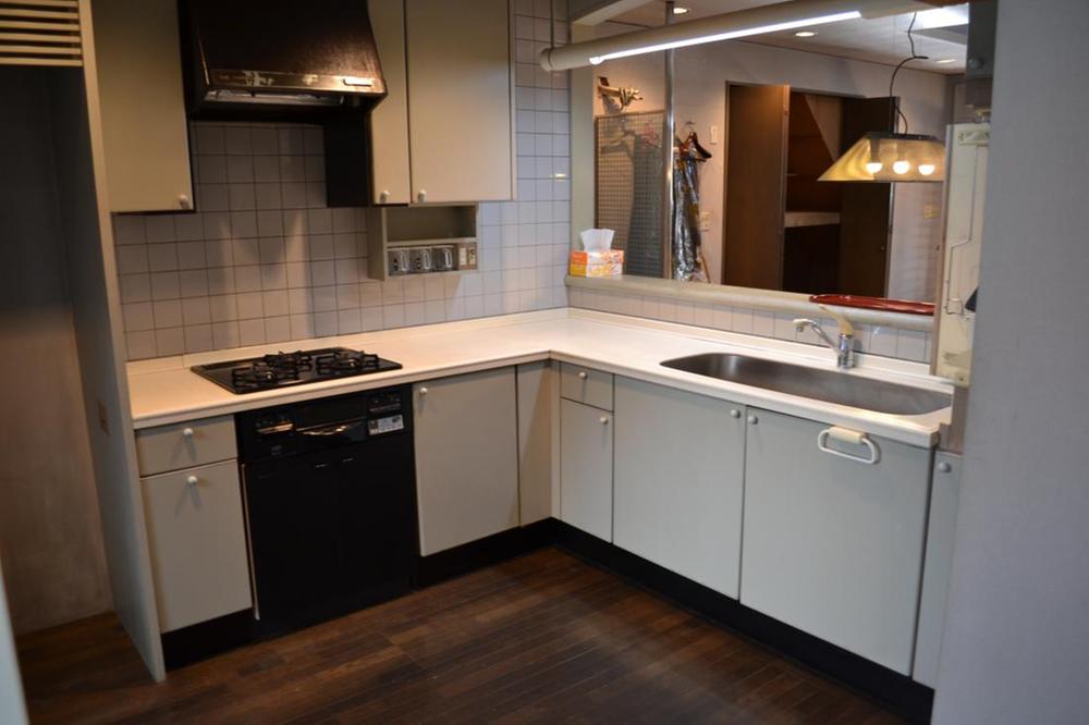 Kitchen. white ~ System kitchen