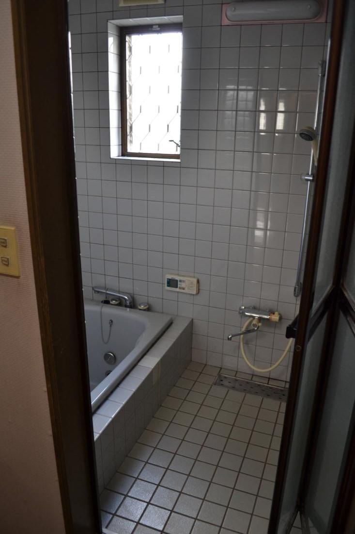 Bathroom. Indoor (11 May 2013) Shooting Yes window