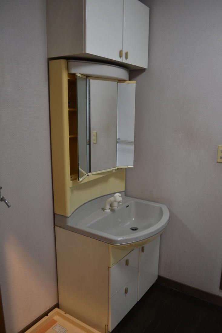 Wash basin, toilet. Indoor (11 May 2013) Shooting