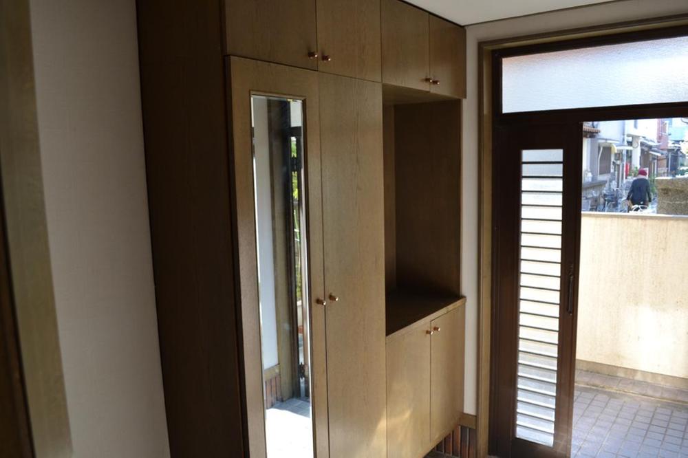 Entrance. Local (11 May 2013) Shooting Entrance storage and mirrors there last days. It is not dark. 