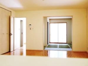 Living. It is adapted to overlook until the next to the Western-style from the face-to-face kitchen, You can watch the state of the firm child even while cooking.