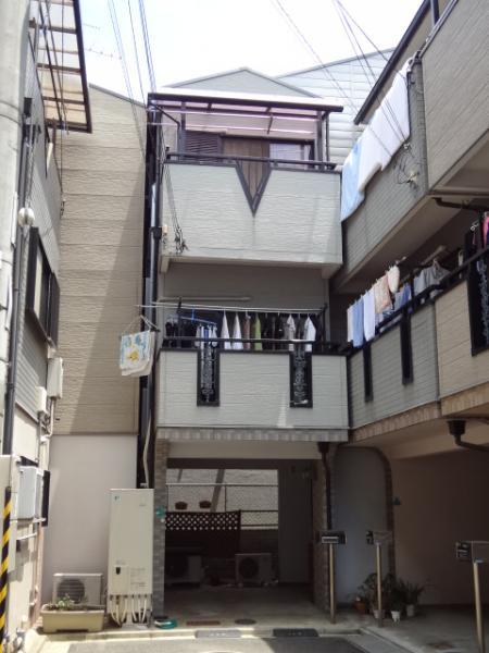 Local appearance photo. Located in a quiet residential area. 