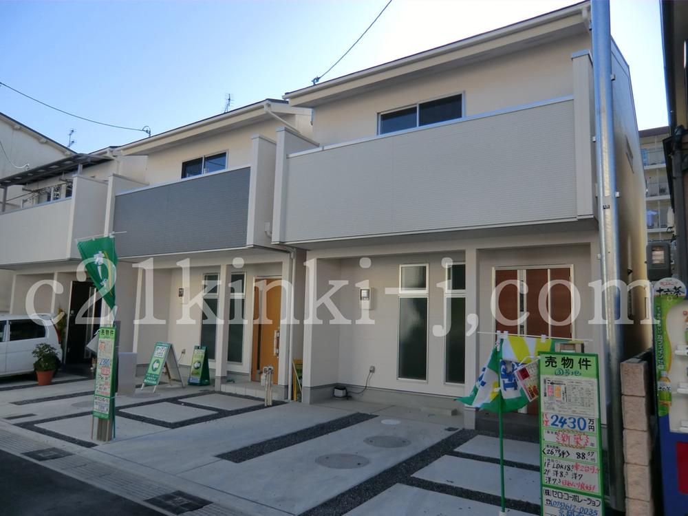 Same specifications photos (appearance). Same specifications photos (streets) all 2 House! Rare 2-story!