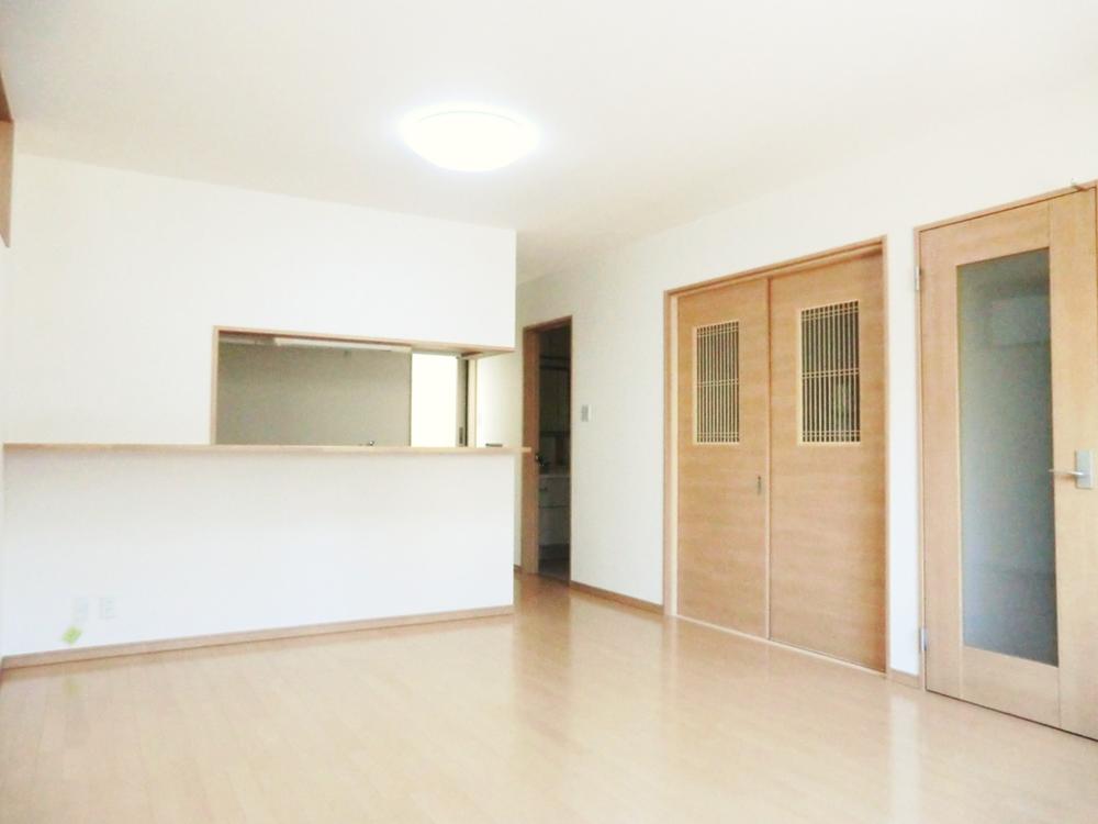 Same specifications photos (living). Same specifications photos (living) Comfortable space of all window glazing!