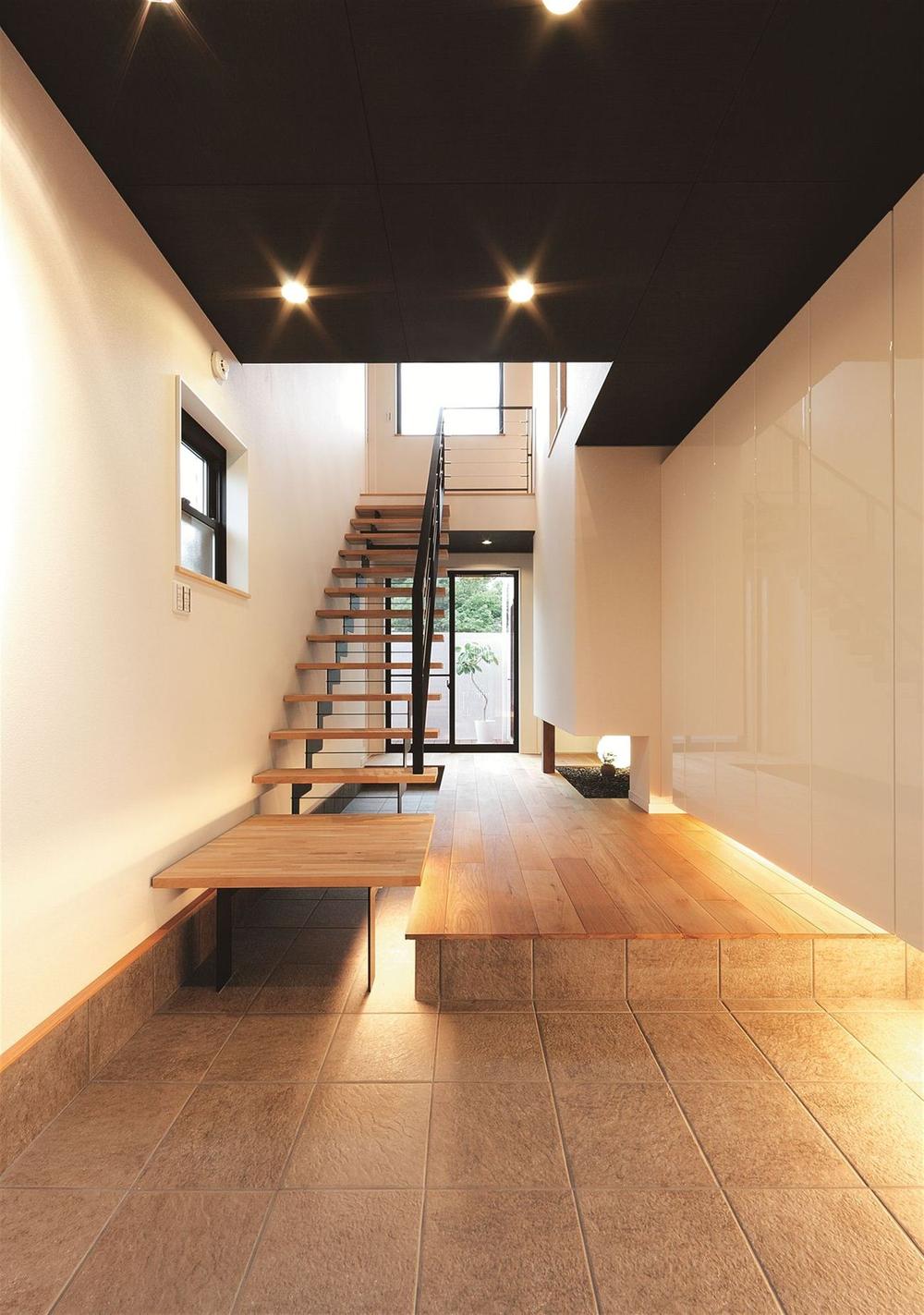 Building plan example (introspection photo). Dynamic stairwell that lasted from the entrance salon to the third floor. As it can be felt a sense of depth, It adopted a strip stairs.