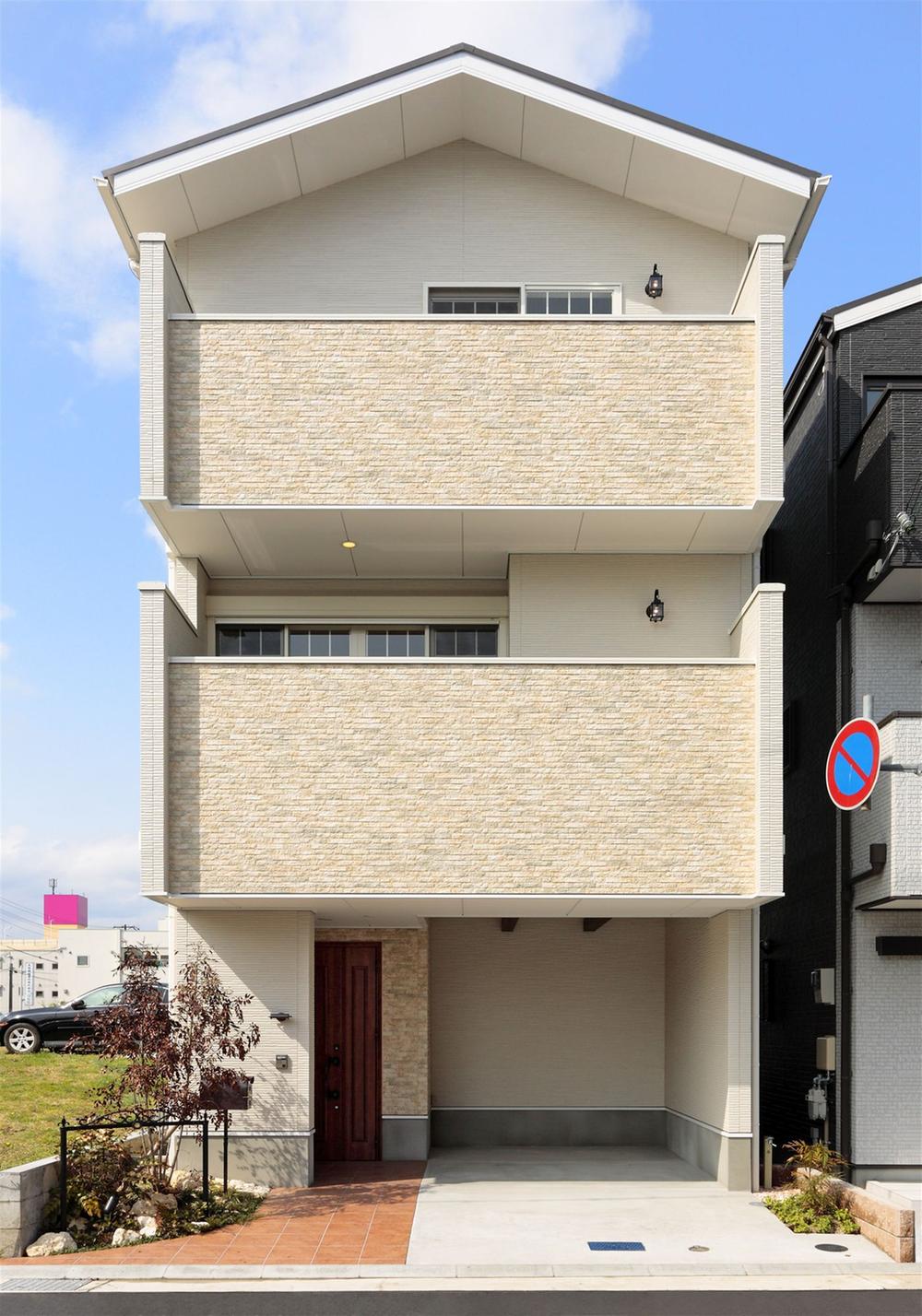 Building plan example (exterior photos). Front door and porch tile, To accent the outside structure, such as a symbol tree, Appearance in a warm atmosphere in the simple natural colors.
