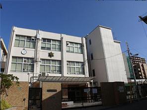 Higashimikuni junior high school in front of the local eye. Located in the optimal location environment, such as day-to-day club activities.