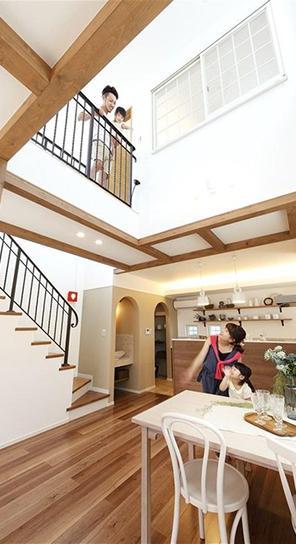 I am always feel the atmosphere of the family, Atrium space from the second floor dining to the third floor. (Model house)