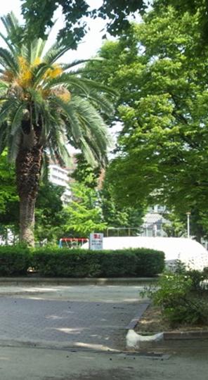 Article 38 East Park (1-minute walk / About 60m). In green full of spacious park, There is also a large playground equipment and swing, Also figure the children play.