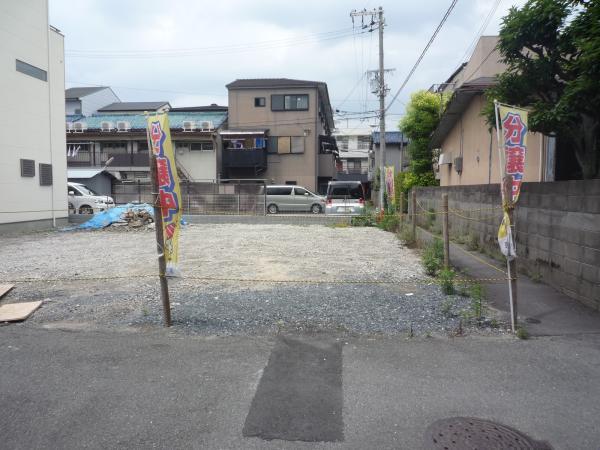 Local photos, including front road. Local photo (south-facing)