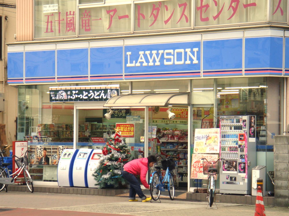 Convenience store. FamilyMart Higashimikuni Sanchome store up to (convenience store) 179m