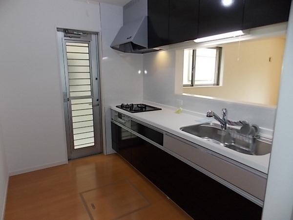 Same specifications photo (kitchen). Also with Ease tableware washing dryer cleanup