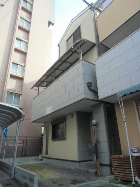 Local appearance photo. A busy morning in the glad station walk 5 minutes