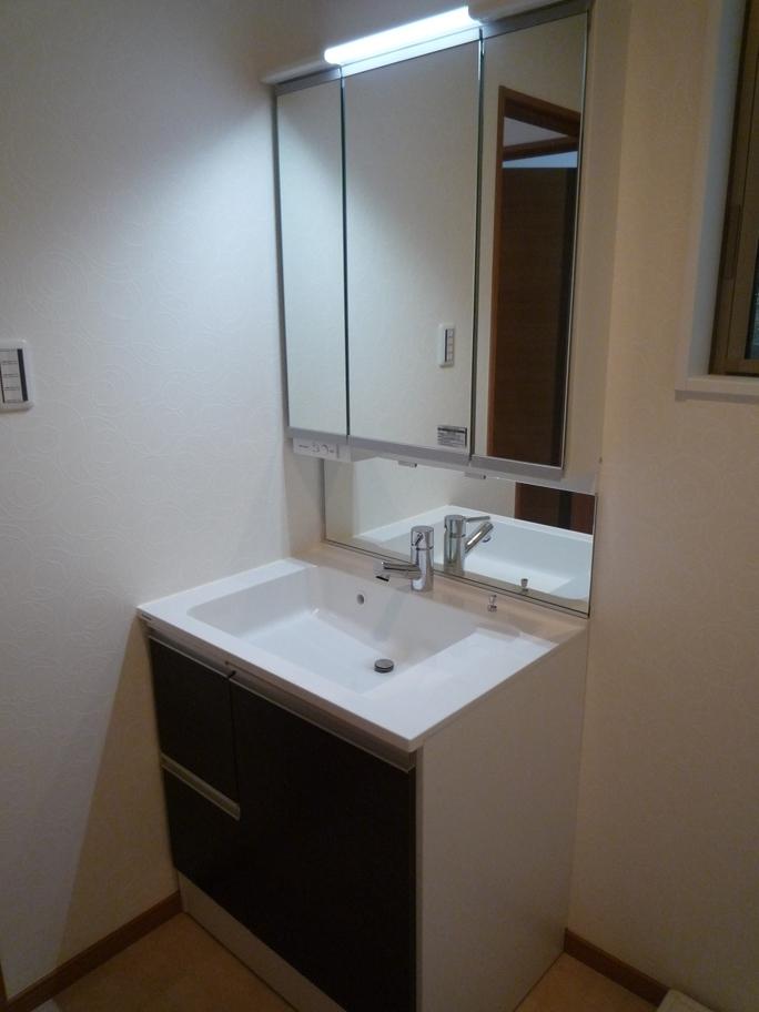 Wash basin, toilet. Also comes with a convenient three-sided mirror wash shampoo throat Lesser If there.