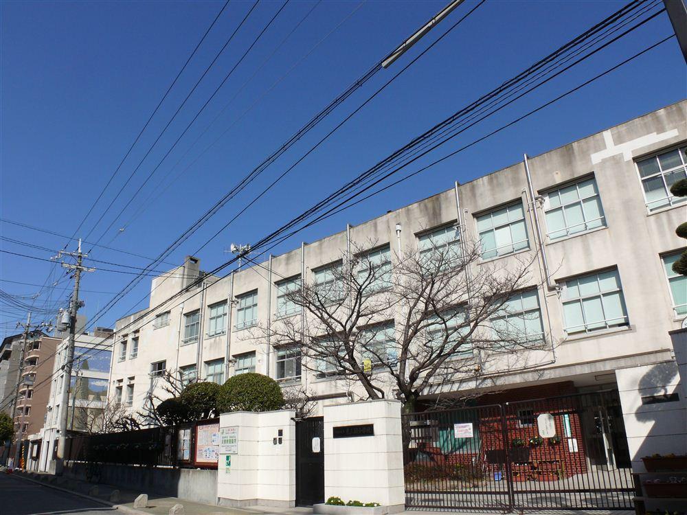 Primary school. Higashimikuni until elementary school 138m  [2-minute walk] Since the peripheral is a quiet residential area, Worry it takes to go to school is also less safe.