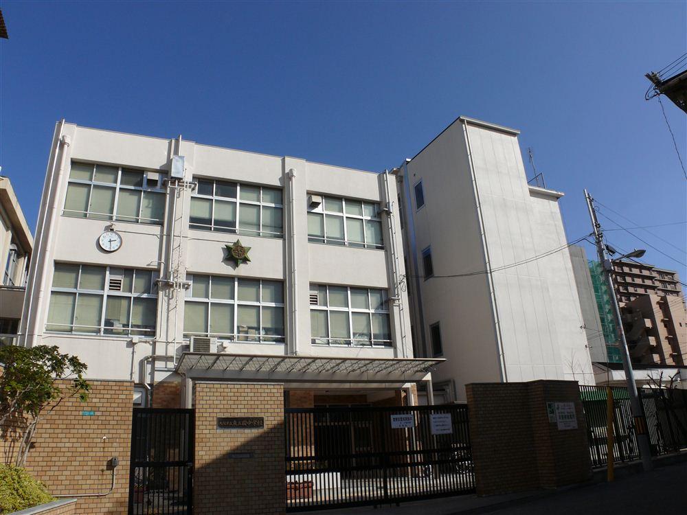 Junior high school. Higashimikuni 129m until junior high school  [2-minute walk] Since Higashimikuni junior high school is situated adjacent to the elementary school, Peace of mind in the school road accustomed returnable. Optimal environment for both of extracurricular activities and study.